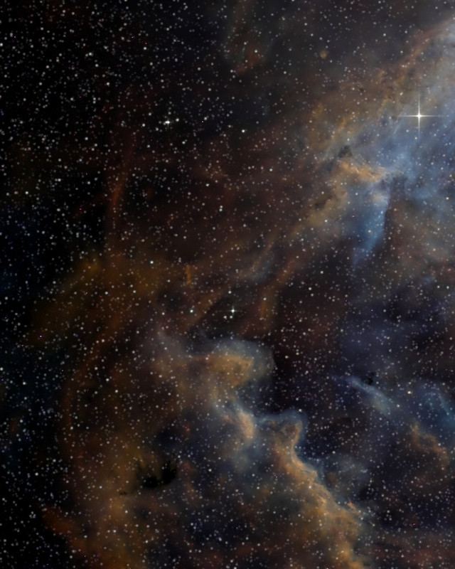星の多い空にうねる、銅色と青の雲 / Billowing copper and blue clouds on a star-filled sky