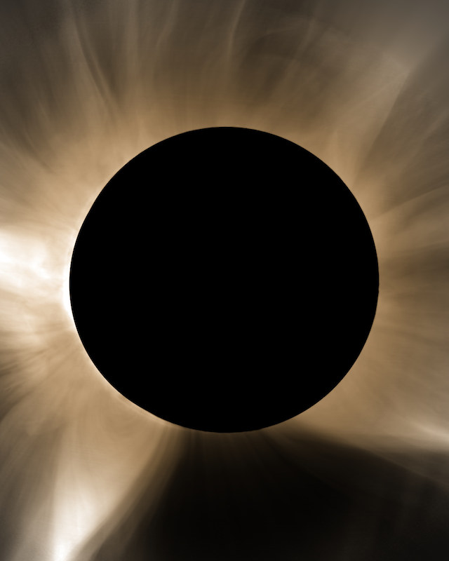 黒い月の円盤と、そのまわりの金色の内部コロナの細かな光条 / The black lunar disc and the fine rays of the gold inner corona around it